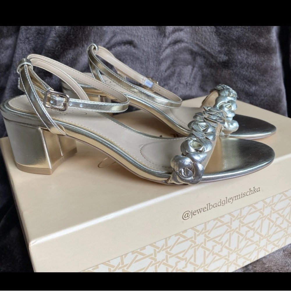 NIB Women’s Jewel Badgley Mischka Sawyer Gold Flower Strapped Shoe. Size 6